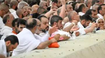 الحجاج يبدأون رمي جمرة العقبة الكبرى بأول أيام عيد الأضحى